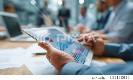 会議中にタブレットで統計データを確認する手元 131128933