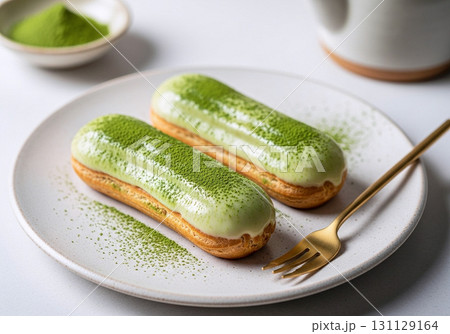 抹茶を混ぜたホワイトチョコでコーティングと抹茶パウダーを振ったエクレア 131129164