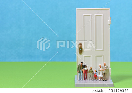 玄関前に並ぶ家族 集合写真  131129355