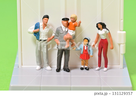 玄関前に並ぶ家族 集合写真  131129357