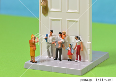 玄関前に並ぶ家族 集合写真  131129361