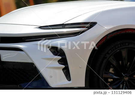 車のヘッドライト 車のヘッドライト 131129406