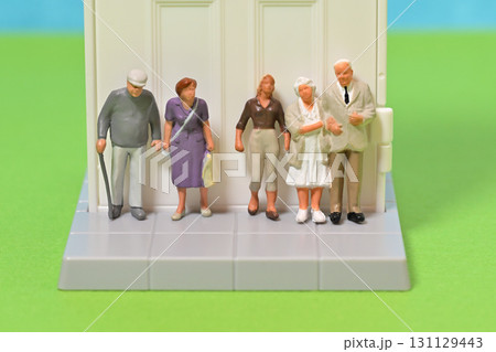 玄関前に並ぶシニア集合写真 玄関前に並ぶシニア集合写真 131129443