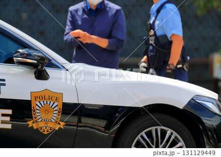 パトロールカーと警察官 パトロールカーと警察官 131129449