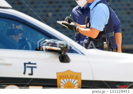 パトロールカーと警察官 パトロールカーと警察官 131129451