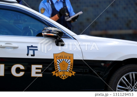 パトロールカーと警察官 パトロールカーと警察官 131129453