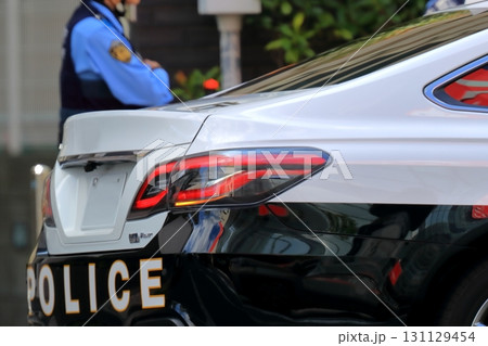 パトロールカーと警察官 パトロールカーと警察官 131129454
