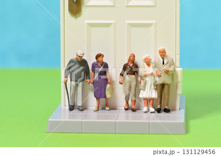 玄関前に並ぶシニア集合写真  131129456