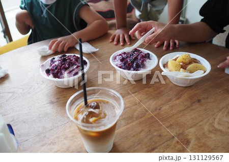 家族で楽しむ夏のかき氷とアイスコーヒー 家族で楽しむ夏のかき氷とアイスコーヒー 131129567