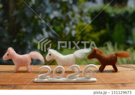 羊毛フェルトの馬が並ぶ年賀素材 131129673