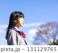 見上げる女子学生 131129765