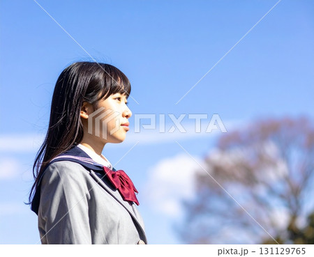 見上げる女子学生 131129765