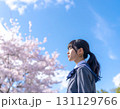 見上げる女子学生 131129766