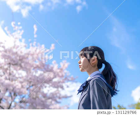 見上げる女子学生 131129766