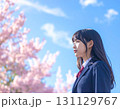 見上げる女子学生 131129767