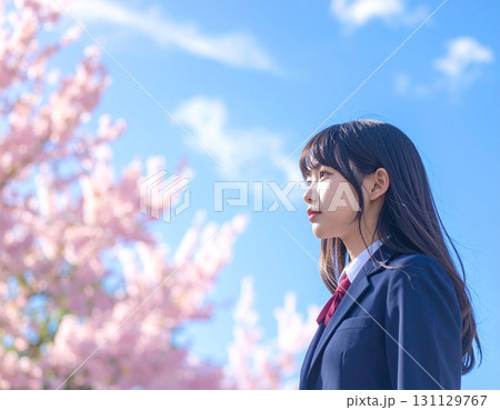 見上げる女子学生 131129767