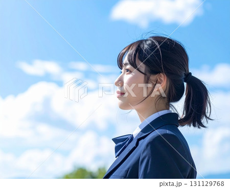 見上げる女子学生 131129768