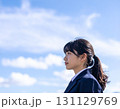 見上げる女子学生 131129769