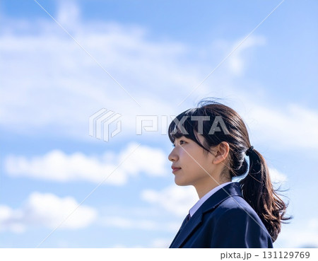 見上げる女子学生 131129769