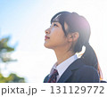 見上げる女子学生 131129772