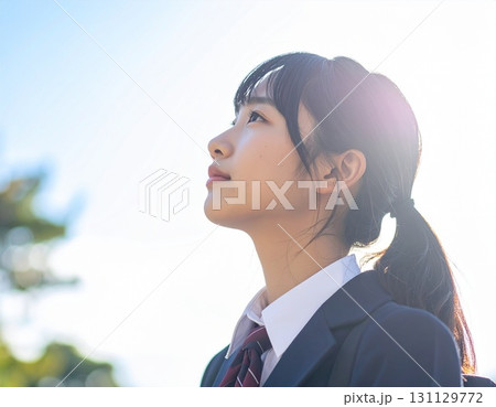 見上げる女子学生 131129772