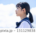 空を見上げる女子学生 131129838