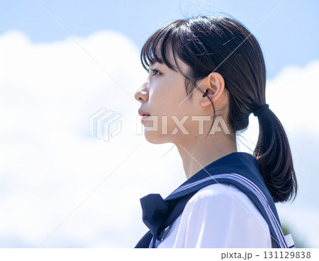 空を見上げる女子学生 131129838