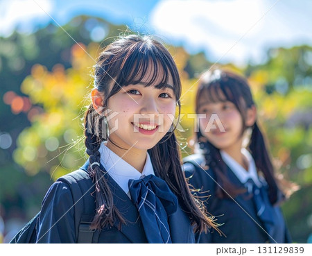 空を見上げる女子高生 131129839