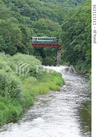夏の十勝地方を駆ける根室本線普通列車　JR北海道一般形気動車　H100　DECMO 131131338
