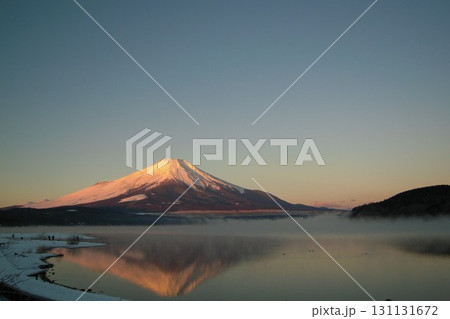 早朝の、山中湖に映えるW富士 早朝の、山中湖に映えるW富士 131131672
