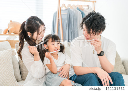 リビングで娘と一緒に歯磨きをする親子,家族,ファミリー リビングで娘と一緒に歯磨きをする親子,家族,ファミリー 131131881