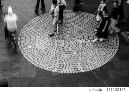 神戸三宮の繁華街を歩く人々 神戸三宮の繁華街を歩く人々 131132105