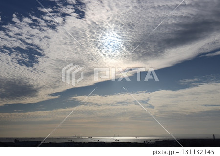 東京湾に雲の隙間から太陽が差し込む 東京湾に雲の隙間から太陽が差し込む 131132145