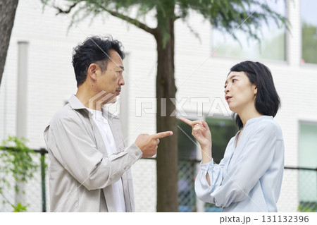 夫婦喧嘩する中年の夫婦　屋外 131132396
