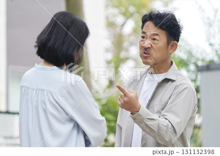 夫婦喧嘩する中年の夫婦　屋外 131132398