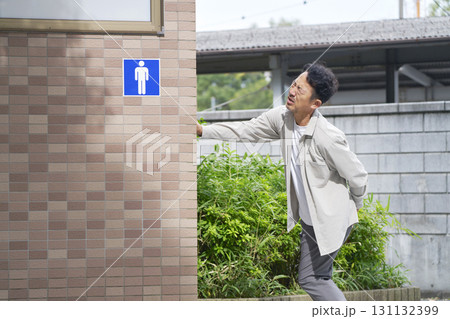 トイレに駆け込む男性 トイレに駆け込む男性 131132399