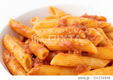 お皿に入ったミートソースのペンネのクローズアップ 131132836