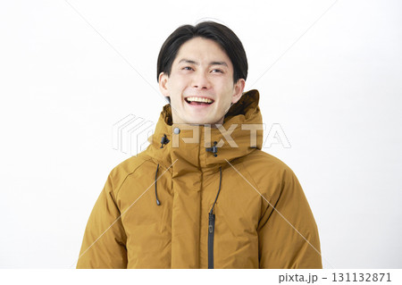 ダウンジャケットを着た男性 ポートレート 白背景 ダウンジャケットを着た男性 ポートレート 白背景 131132871