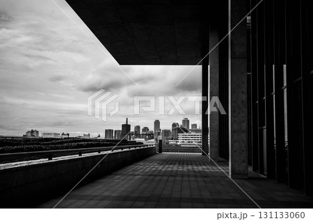 神戸市内 HAT神戸にある兵庫県立美術館より三宮の高層ビルをのぞむ 神戸市内 HAT神戸にある兵庫県立美術館より三宮の高層ビルをのぞむ 131133060