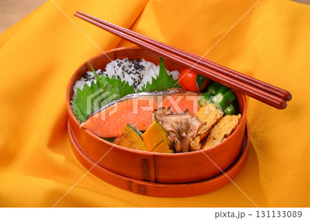 グリルで調理。鮭弁当、しゃけ弁、シャケ弁。カボチャ、舞茸、卵焼き、オクラ、ミニトマト。 131133089