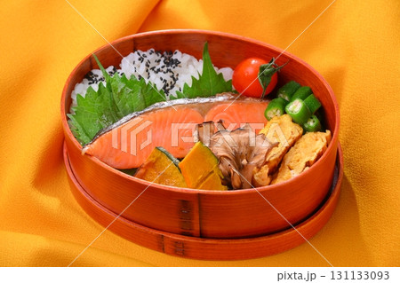 グリルで調理。鮭弁当、しゃけ弁、シャケ弁。カボチャ、舞茸、卵焼き、オクラ、ミニトマト。 131133093