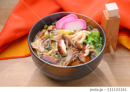 秋のきのこタップリ蕎麦、きのこ蕎麦、椎茸、舞茸、しめじ。 131133161