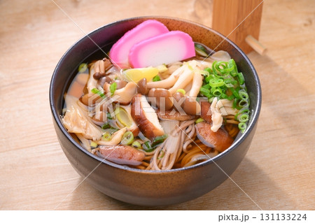 秋のきのこタップリ蕎麦、きのこ蕎麦、椎茸、舞茸、しめじ。 131133224