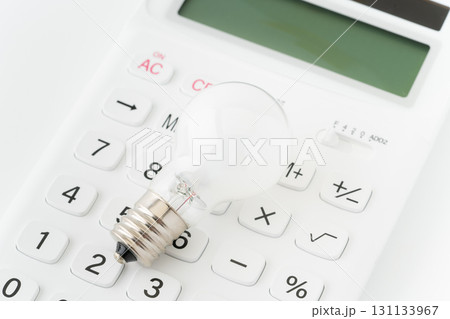 電卓の上に載せた電球のクローズアップ 電卓の上に載せた電球のクローズアップ 131133967