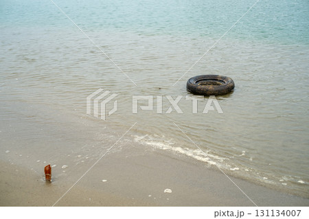 流れ着いたタイヤ 131134007