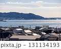 瓦屋根越しに広がる美しい由比ヶ浜沖の相模湾 131134193