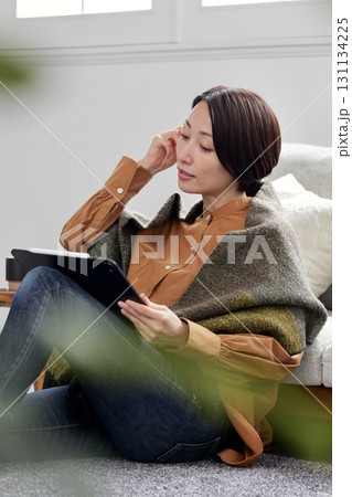 テレビ電話 タブレット操作をする女性 テレビ電話 タブレット操作をする女性 131134225