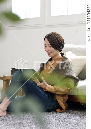 テレビ電話 タブレット操作をする女性 テレビ電話 タブレット操作をする女性 131134226