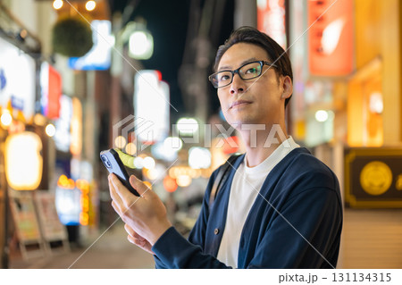 街でスマホを持つ男性 131134315