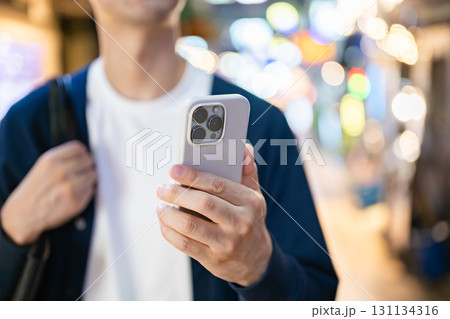 街でスマホを持つ男性 街でスマホを持つ男性 131134316